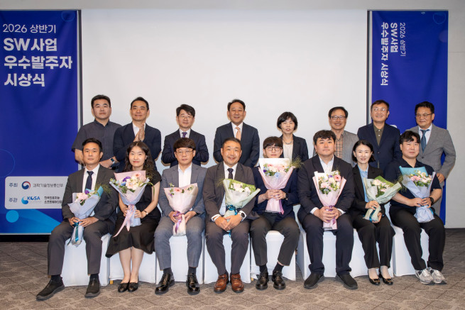 ▲강원랜드가 한국인공지능·소프트웨어산업협회(KOSA) 주관 ‘SW사업 우수발주자’로 선정됐다. 30일 서울 서초구 엘타워에서 개최된 시상식에서 강원랜드 최지원 팀장(사진 앞줄 기준 오른쪽 두 번째)이 기념촬영을 하고 있다.(더존비즈온 제공)