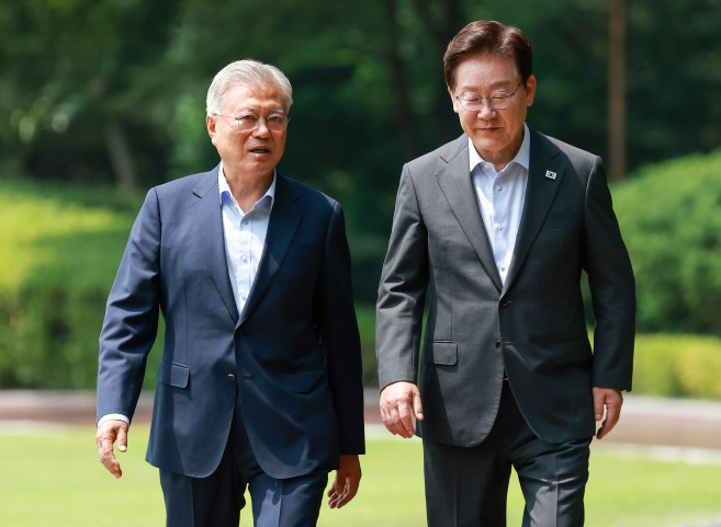 ▲이재명 대통령과 문재인 전 대통령이 1일 청와대에서 대화하며 오찬장인 상춘재로 이동하고 있다. (연합뉴스)