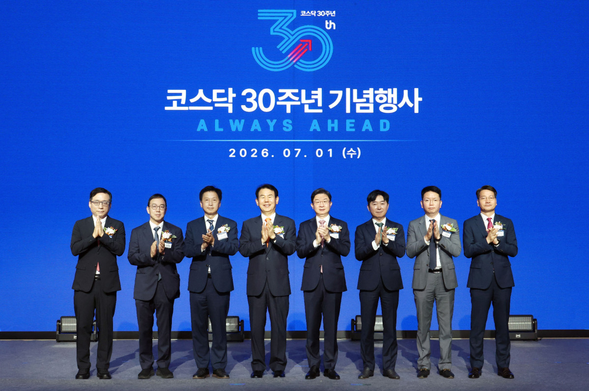 ▲1일 서울 여의도 콘래드호텔에서 열린 '코스닥시장 30주년 기념식'에서 기념촬영을 하고 있다. 왼쪽부터 김세완 자본시장연구원장, 송병준 벤처기업협회장, 오기형 코리아프리미엄 K-자본시장특위위원장, 정은보 한국거래소 이사장, 이억원 금융위원장, 이동훈 코스닥협회장, 김학균 VC협회장, 황선오 금융감독원 부원장 (사진제공=한국거래소)