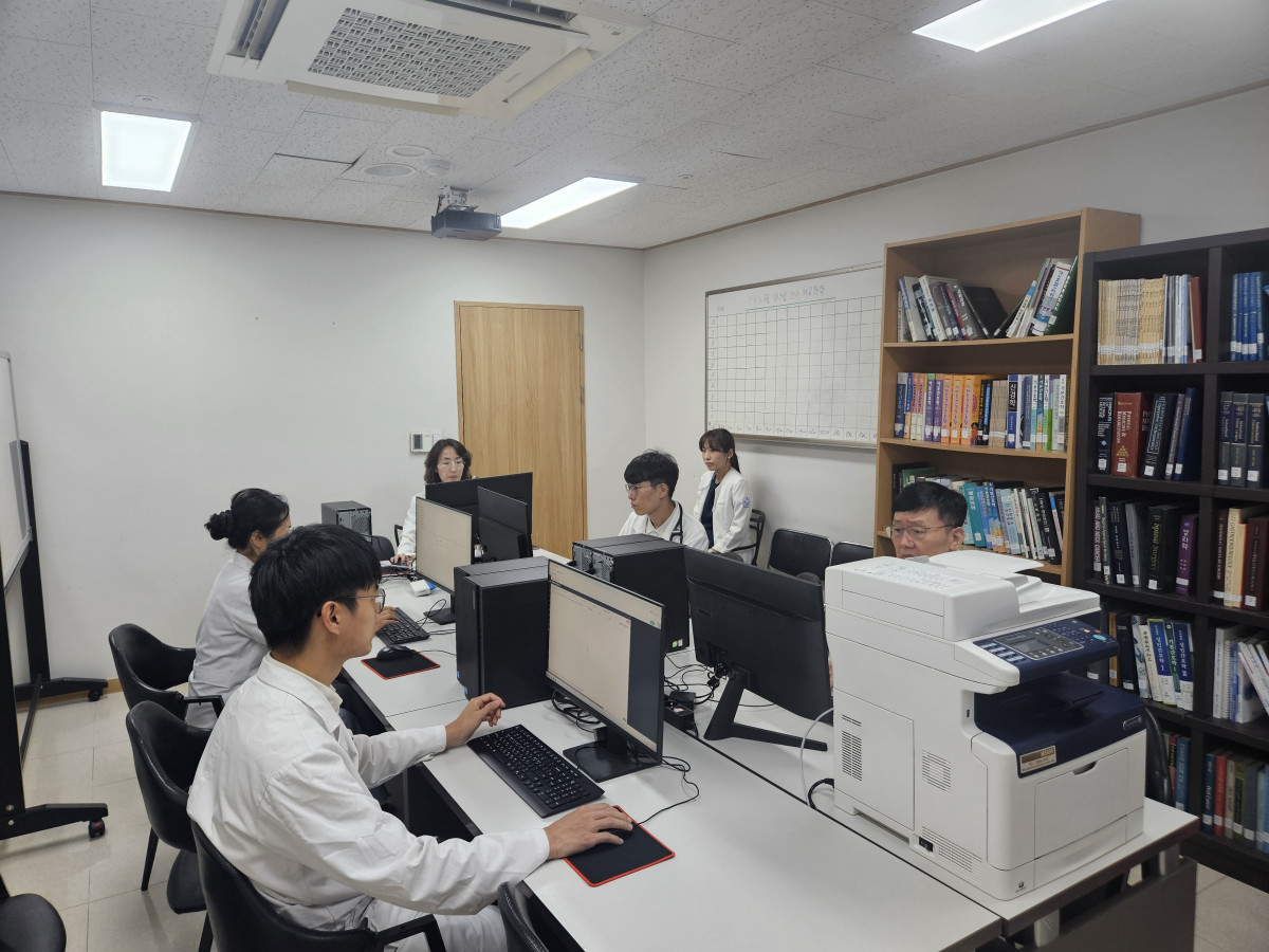 ▲항생제 적정사용 의료기관으로 지정된 부산 온병원 관계자들이 항생제 적정사용 관련해 의논하고 있는 모습 (사진제공=온병원)