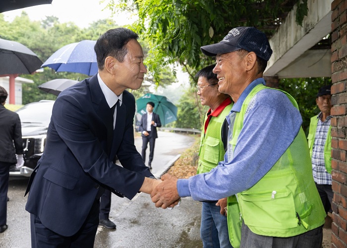 ▲시민과 눈 맞추며 소통하는 최정호 익산시장. (사진제공=익산시)