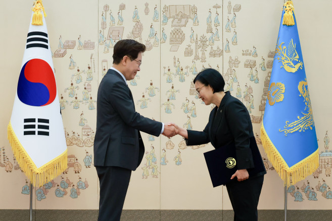 ▲이재명 대통령이 1일 청와대에서 한성숙 국무총리에게 임명장을 수여하고 있다. (연합뉴스)
