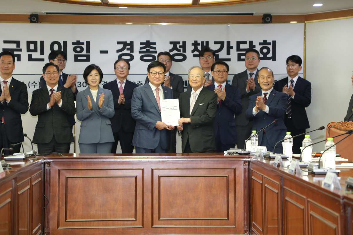 ▲한국경영자총협회는 1일 경총회관에서 국민의힘과 정책간담회를 갖고 경영계 건의서를 전달했다. (앞줄 왼쪽부터) 최은석의원, 박수영의원, 김미애의원, 정점식 원내대표, 손경식 경총 회장, 박승희 삼성전자 사장, 이장한 종근당 회장, 최병오 패션그룹형지 회장. (뒷줄 왼쪽부터) 안준현 SK수펙스협의회 부사장, 이동근 경총 상근부회장, 김대영 한화오션 전무, 김우섭 LG에너지솔루션 전무, 신창훈 롯데지주 상무, 이상철 현대자동차 상무 (사진=경총)