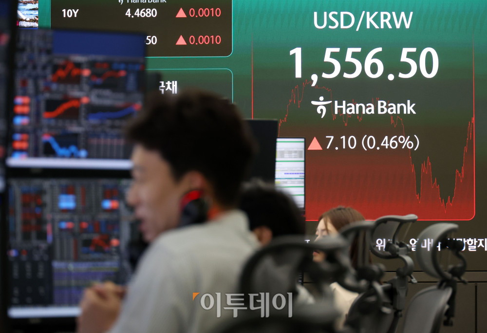 ▲1일 서울 중구 하나은행 딜링룸이 분주한 모습이다. 코스피는 전 거래일보다 173.07포인트(2.04%) 하락한 8303.41, 코스닥 지수는 전 거래일보다 13.17포인트(1.44%) 오른 929.35에 거래를 마감했다. 원·달러 환율은 장중 1550원을 넘어섰다. 고이란 기자 photoeran@