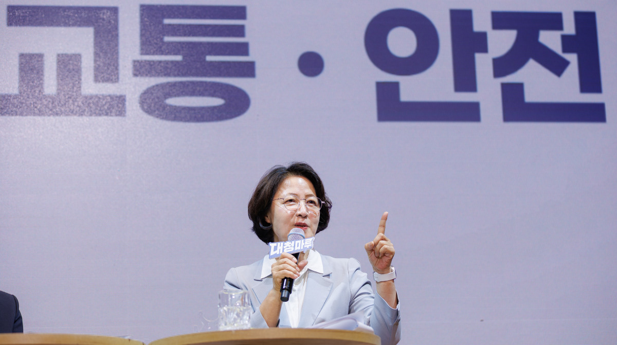 ▲추미애 경기도지사가 1일 '민선9기 경기도가 시작합니다 공정·혁신·포용의 도정을!' 대형 화면 앞 경기도 연단에서 취임 선서를 하고 있다. 추 지사는 이날 7조 원 넘는 채무를 안고 출발하는 경기도 재정 현실을 정면으로 직시하며 "뼈를 깎는 심정으로 재정 구조를 전면 점검하겠다"고 강조했다. (경기도)
