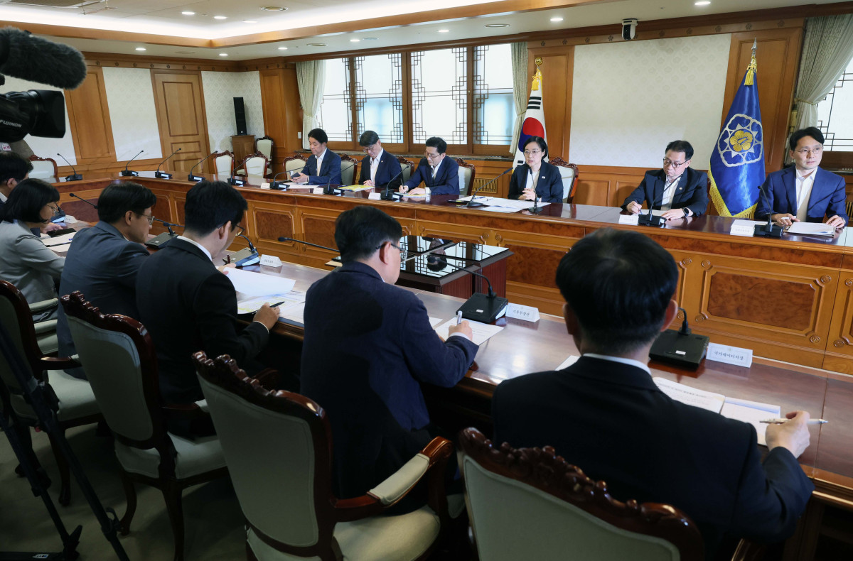 ▲한성숙 국무총리가 1일 서울 종로구 정부서울청사에서 열린 AI 관계장관 간담회에서 모두발언을 하고 있다. 신태현 기자 holjjak@