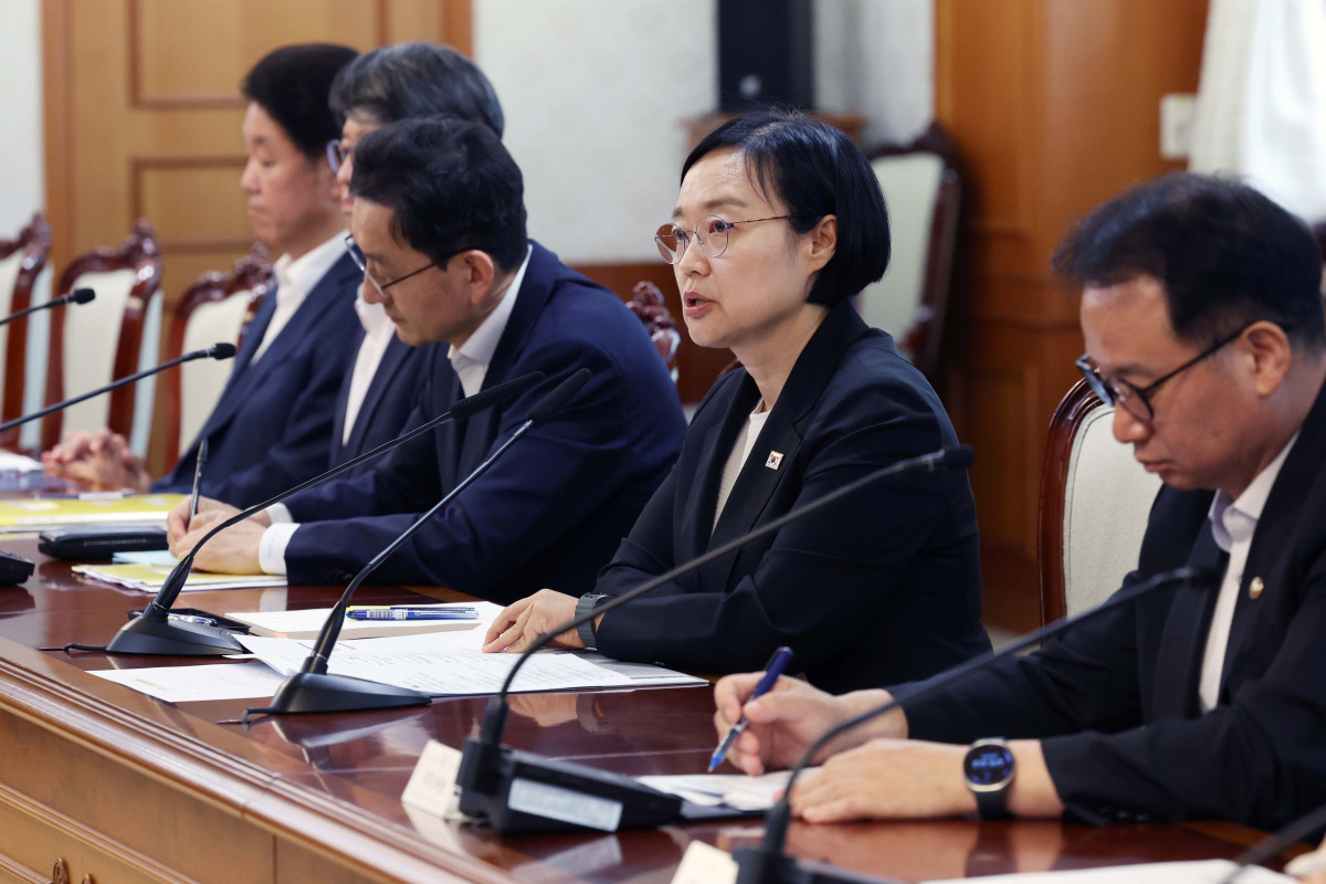 ▲한성숙 국무총리가 1일 서울 종로구 정부서울청사에서 열린 AI 관계장관 간담회에서 모두발언을 하고 있다. 신태현 기자 holjjak@