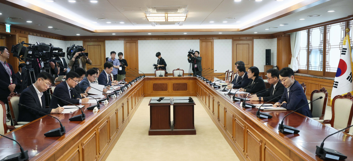 ▲한성숙 국무총리가 1일 서울 종로구 정부서울청사에서 열린 AI 관계장관 간담회에서 모두발언을 하고 있다. 신태현 기자 holjjak@