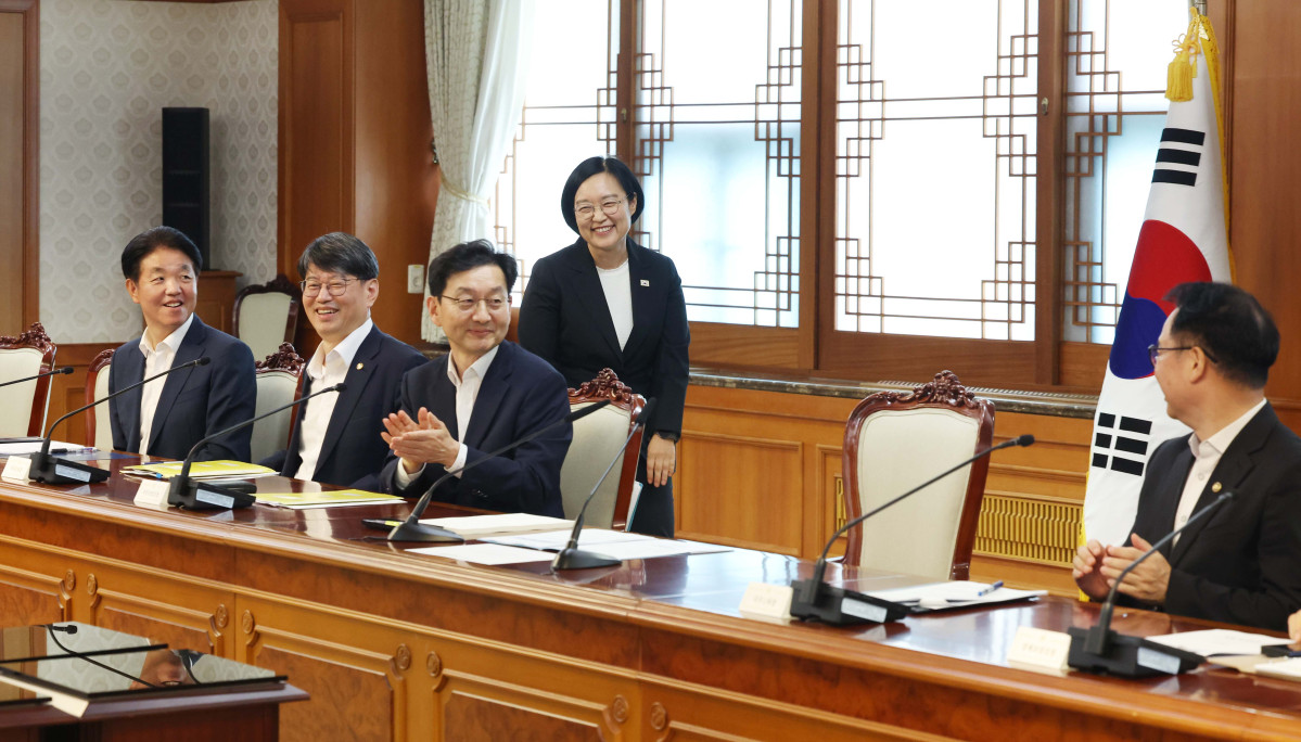 ▲한성숙 국무총리가 1일 서울 종로구 정부서울청사에서 열린 AI 관계장관 간담회에 참석하고 있다. 신태현 기자 holjjak@
