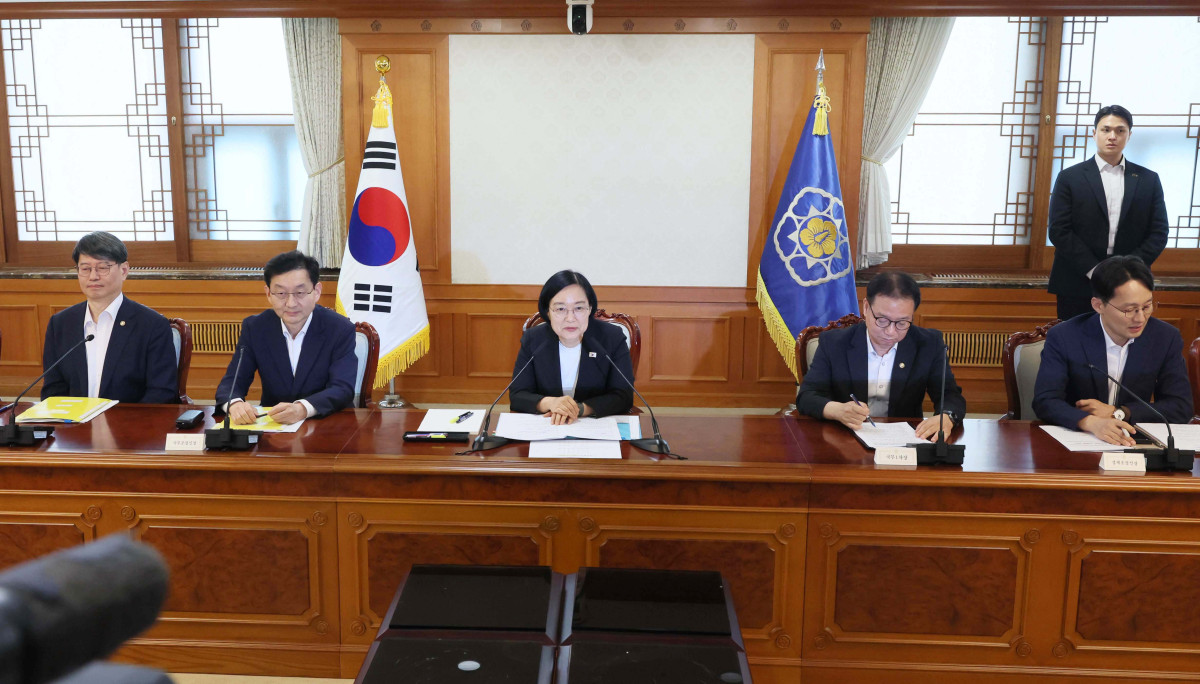 ▲한성숙 국무총리가 1일 서울 종로구 정부서울청사에서 열린 AI 관계장관 간담회에서 모두발언을 하고 있다. 신태현 기자 holjjak@
