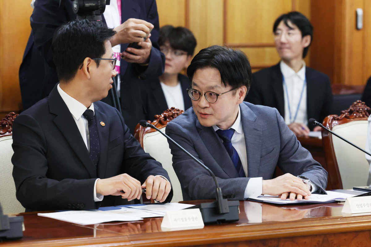 ▲1일 서울 종로구 정부서울청사에서 열린 AI 관계장관 간담회에 앞서 배경훈(왼쪽) 부총리 겸 과학기술정보통신부 장관과 김정관 산업통상부 장관이 대화하고 있다. 신태현 기자 holjjak@