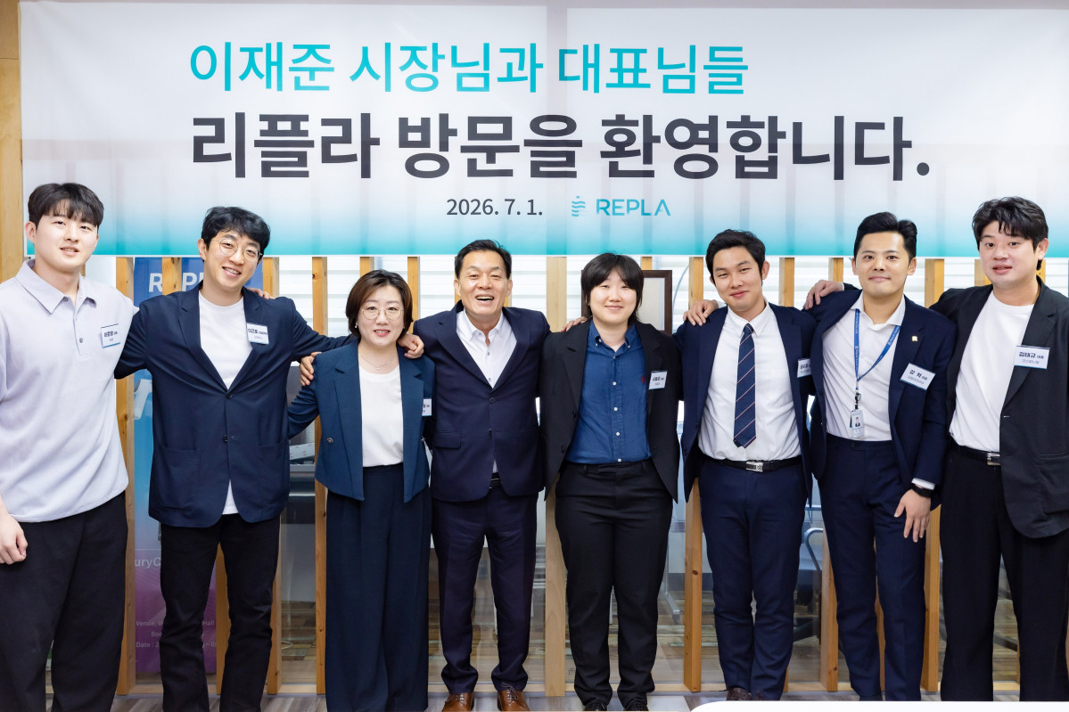 ▲이재준 수원특례시장(왼쪽 4번째)이 1일 민선 9기 취임 첫날 영통구 신동 소재 ㈜리플라에서 청년벤처기업인 7명과 어깨동무를 하며 기념 촬영을 하고 있다. 이 시장은 현충탑 참배 후 첫 행보로 청년벤처 현장을 택하며 민선 9기 수원의 비전을 행동으로 먼저 보여줬다. (수원특례시)
