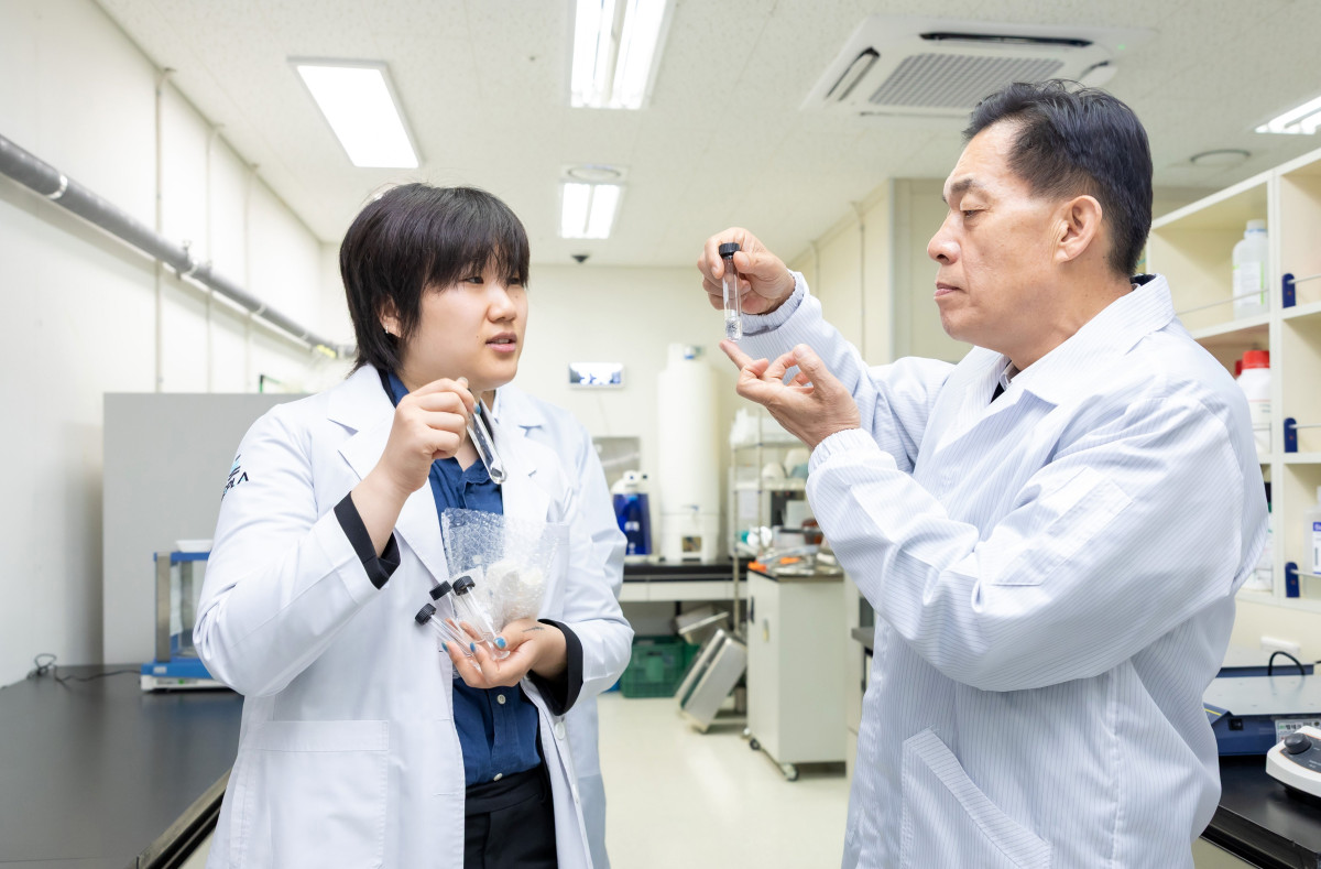 ▲이재준 수원특례시장이 1일 ㈜리플라 연구시설에서 연구원들과 연구 현황을 살펴보고 있다. ㈜리플라는 수원시 글로벌 네트워킹 지원사업을 발판으로 50만달러 투자 의향서를 확보하고 CES 혁신상을 두 차례 수상하며 수원 청년벤처의 가능성을 세계에 증명한 기업이다. (수원특례시)