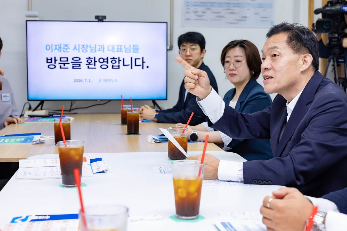 ▲이재준 수원특례시장이 1일 ㈜리플라에서 열린 청년벤처기업인 소통간담회에서 청년기업인들의 현장 목소리에 귀를 기울이며 발언하고 있다. 이 시장은 이날 레퍼런스 지원·전문인력 멘토링·임상 지원 등 청년기업인들의 건의를 직접 청취하며 민선 9기 기업지원의 방향을 함께 그렸다. (수원특례시)