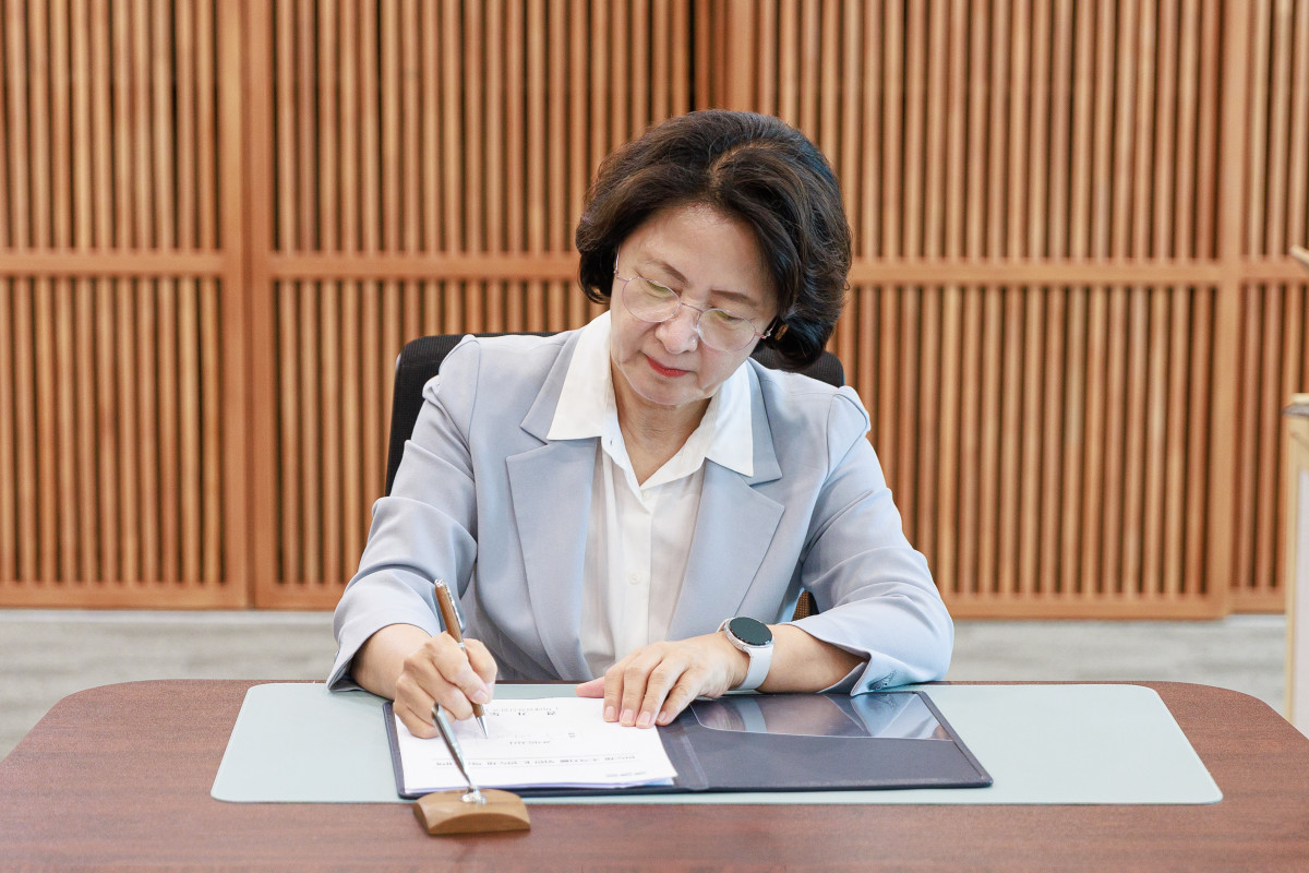 ▲추미애 경기도지사가 1일 취임 첫날 도지사 집무실에서 제1호 결재인 '반도체 초격차를 위한 K-반도체 혁신 대책'에 서명하고 있다. 추 지사는 이날 3대 추진전략을 담은 K-반도체 혁신 대책에 서명하며 생산능력 5년 내 2배 확대와 세계 최대 반도체 생태계 조기 완성을 선언했다. (경기도)
