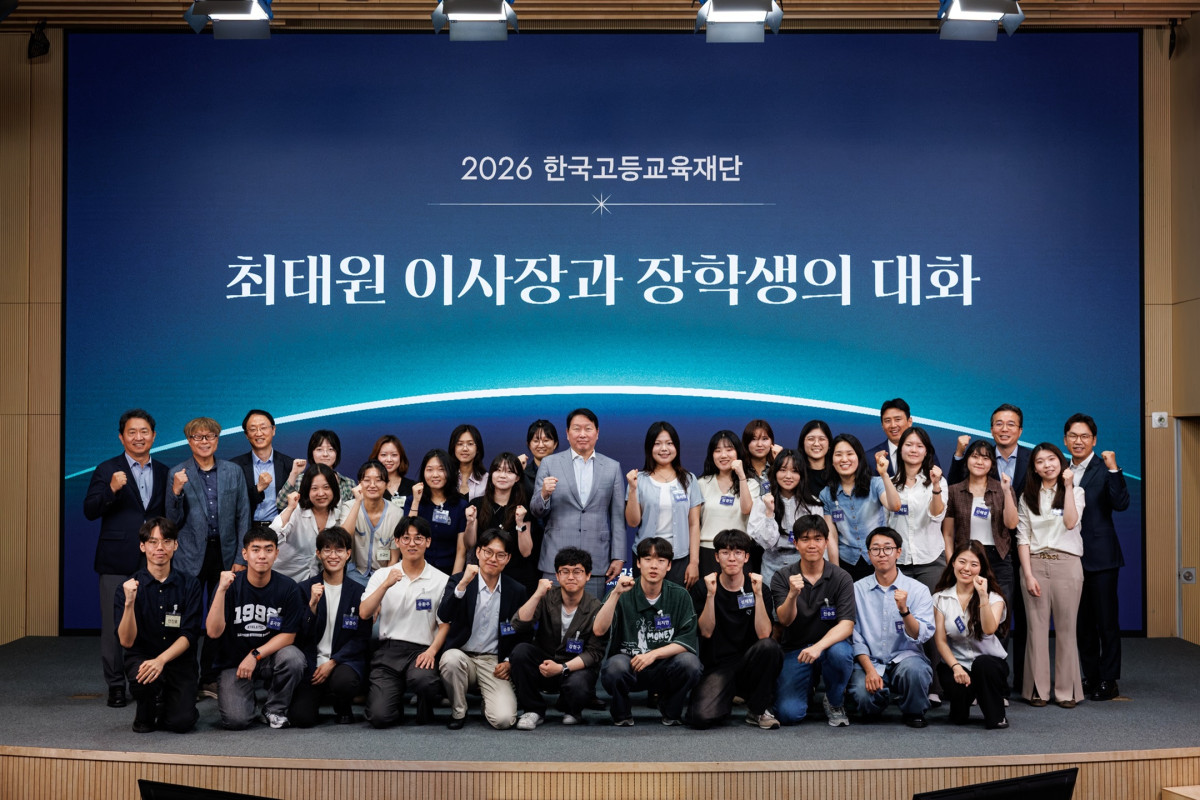 ▲지난달 22일 서울 강남구 한국고등교육재단 빌딩에서 진행된 유튜브 채널 프로페썰 녹화 현장에서 최태원 SK그룹 회장 겸 한국고등교육재단 이사장이 인재림·문우림 장학생들과 기념촬영을 하고 있다. (사진=한국고등교육재단)