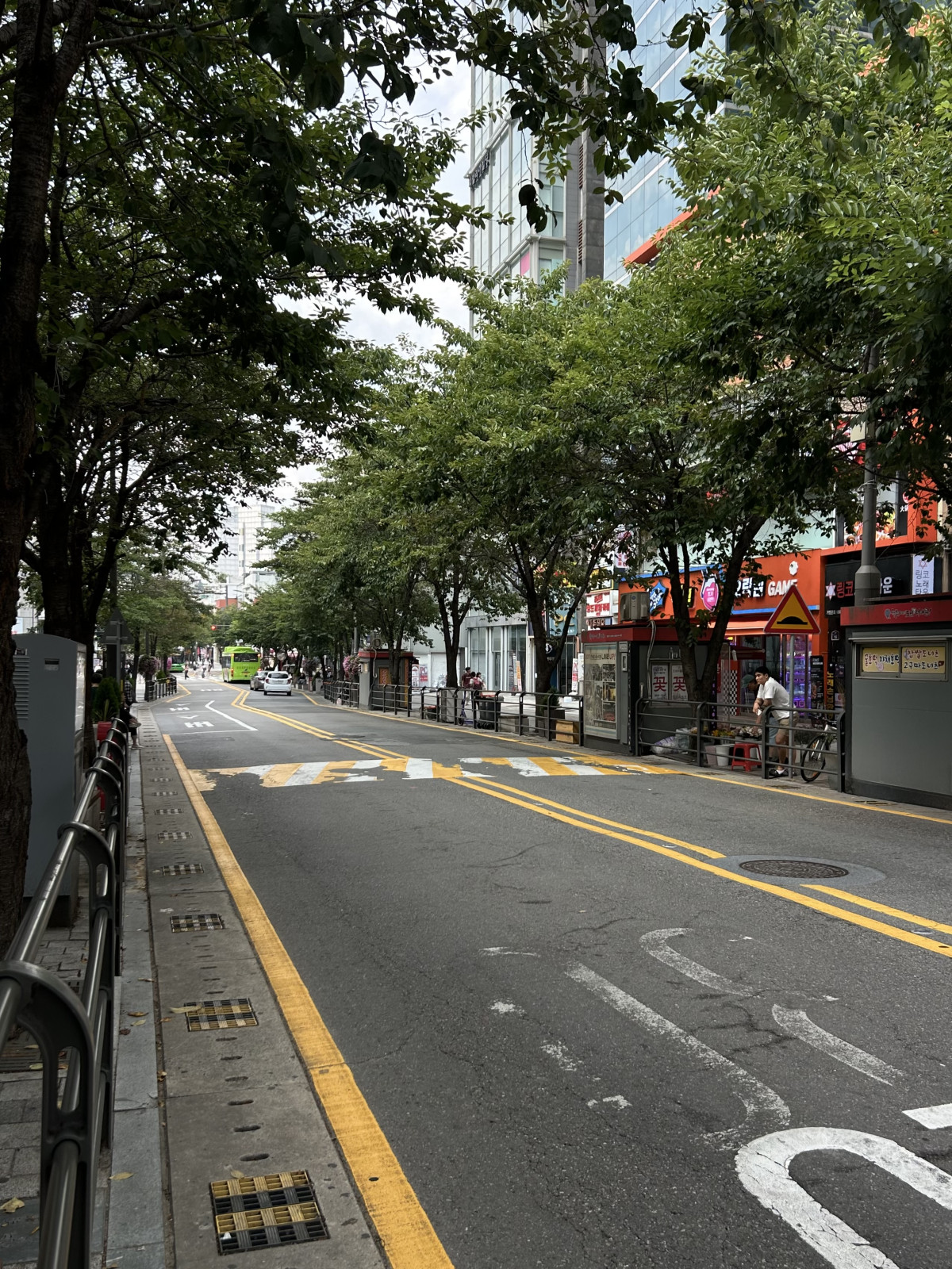 ▲1일 오후 서울 마포구 신촌역 일대. 최근 재선거 집회가 이어졌던 거리가 평온한 모습을 보이고 있다. 정지윤 기자 chxmas@