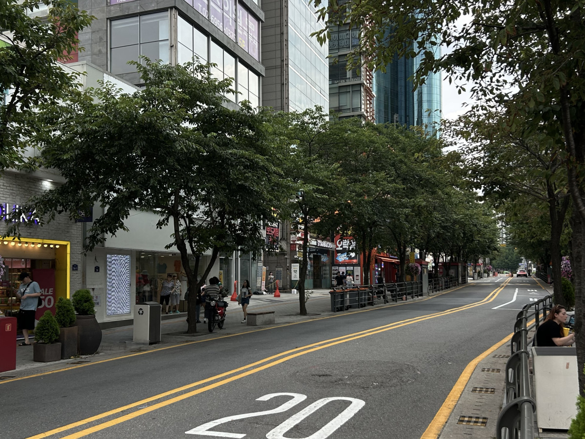 ▲1일 오후 서울 마포구 신촌역 일대. 최근 재선거 집회가 이어졌던 거리가 평온한 모습을 보이고 있다. 정지윤 기자 chxmas@