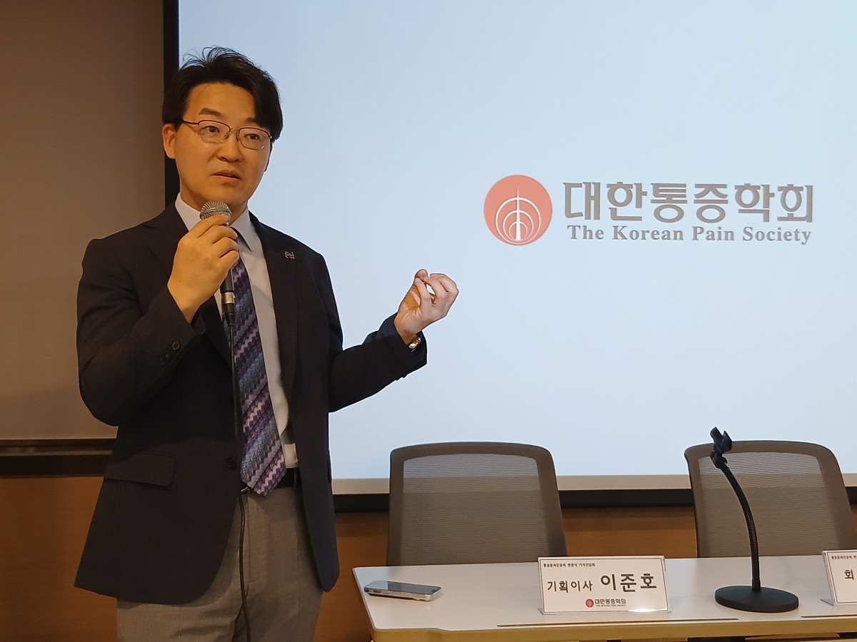 ▲신진우 대한통증학회 회장(서울아산병원 마취통증의학과 교수)이 1일 서울 송파구 서울아산병원에서 기자간담회를 열고 신경차단술 인력 기준의 필요성에 대해 설명 중이다. (한성주 기자 hsj@)