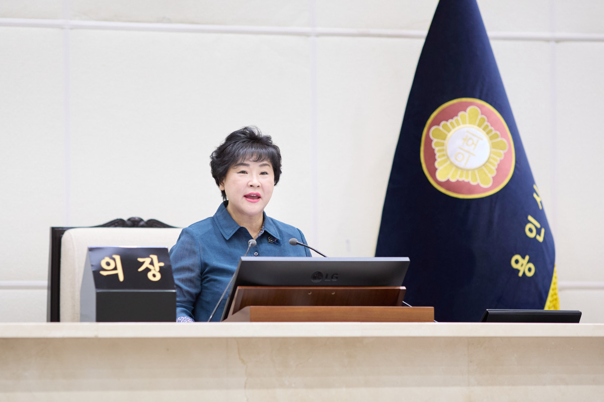 ▲장정순 용인특례시의회 의장이 1일 본회의장에서 제304회 임시회를 주재하며 제10대 전반기 의장단 출범을 알리는 인사말을 하고 있다. 장 의장은 이날 "의장은 권한이 아닌 책임의 자리"라고 밝히며 110만 용인시민을 위한 신뢰받는 의회 운영을 다짐했다. (용인특례시의회)
