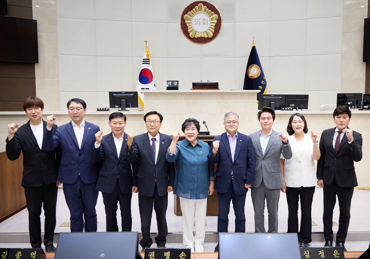 ▲장정순 용인특례시의회 의장(가운데)과 제10대 전반기 의장단·상임위원장들이 1일 본회의장에서 출범 기념 촬영을 하고 있다. 이날 임시회에서는 부의장 김길수, 의회운영위원장 박병민, 자치행정위원장 신나연, 문화복지위원장 황재욱, 경제환경위원장 안치용, 도시건설위원장 김영식이 각각 선출됐다. (용인특례시의회)
