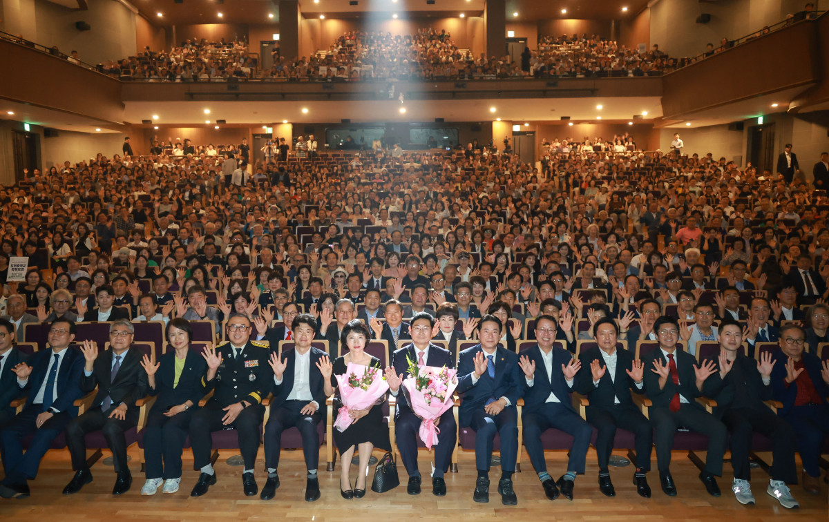 ▲1일 용인포은아트홀에서 열린 민선 9기 이상일 용인특례시장 취임식에서 참석자들이 기념촬영하고 있다. (용인특례시)