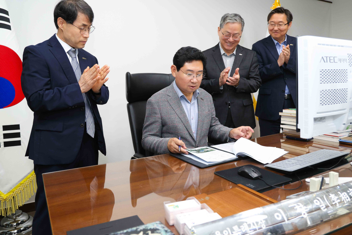 ▲이상일 용인특례시장이 민선9기 출범 첫날인 7월 1일 첫번째 결재로 ‘용인 르네상스 2.0 용인시 반도체산업 육성 및 클러스터 조성 종합계획’에 서명하고 있다 (용인특례시)
