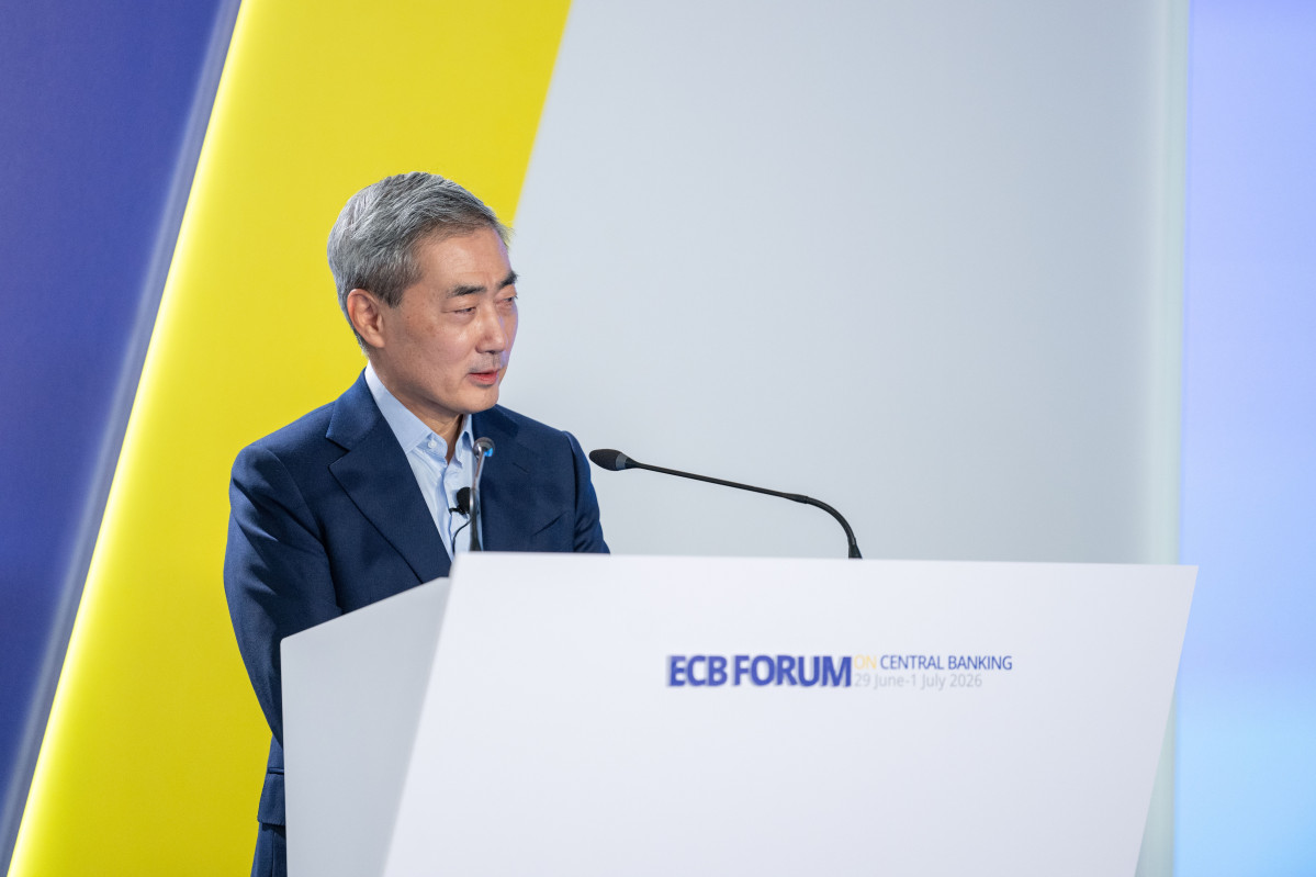 ▲신현송 한국은행 총재가 1일(현지시간) 포르투갈 신트라에서 열린 ECB 포럼 세션4에서 '실전에서의 통합 원장: 프로젝트 한강이 주는 교훈' 논문을 발표하고 있다. (사진제공=ECB(세르지오 가르시아))