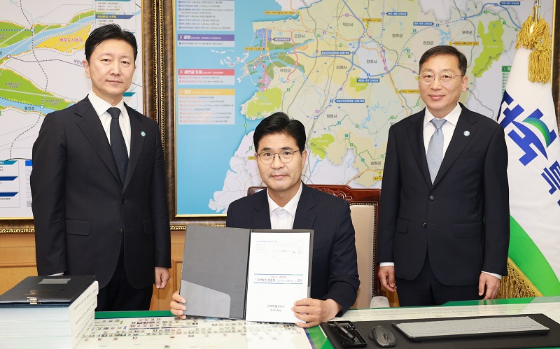 ▲이원택 전북특별자치도지사가 집무실에서 민선 9기 1호 결재인 ‘간부회의 생중계 추진 계획’에 서명한 뒤 관계자들과 기념촬영을 하고 있다. (사진제공=전북특별자치도)