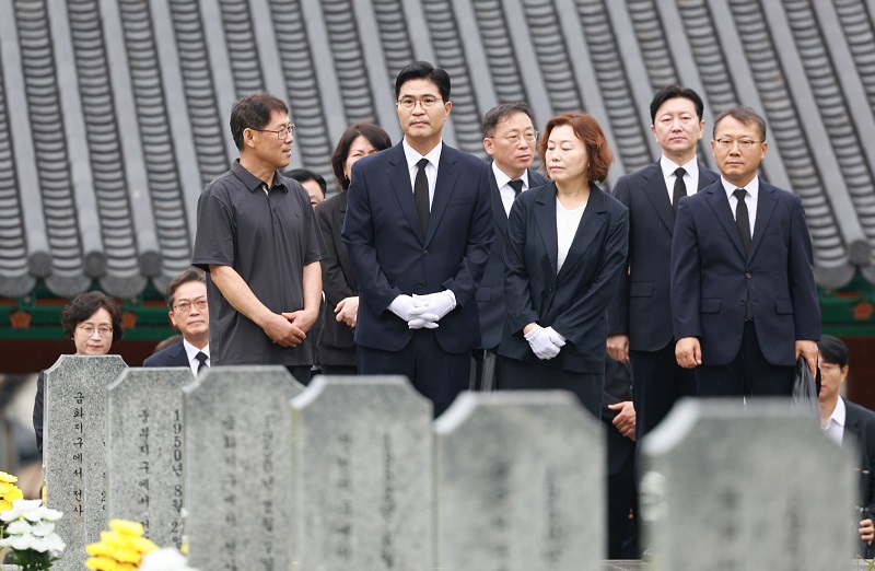 ▲이원택 전북특별자치도지사가 취임식에 앞서 전주 군경묘지를 찾아 순국선열과 호국영령을 추모하고 있다. (사진제공=전북특별자치도)
