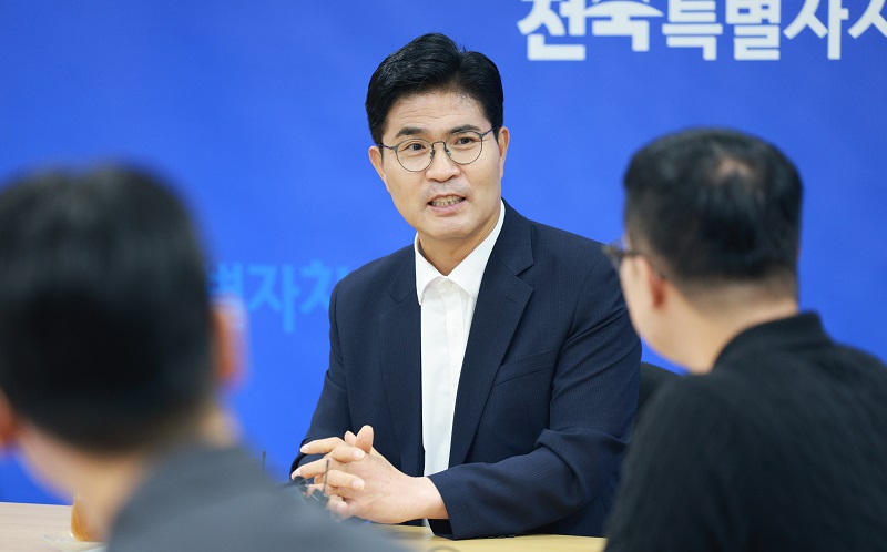 ▲이원택 전북특별자치도지사가 도청 기자실을 찾아 출입기자들과 민선 9기 도정 운영 방향을 설명하고 있다. (사진제공=전북특별자치도)