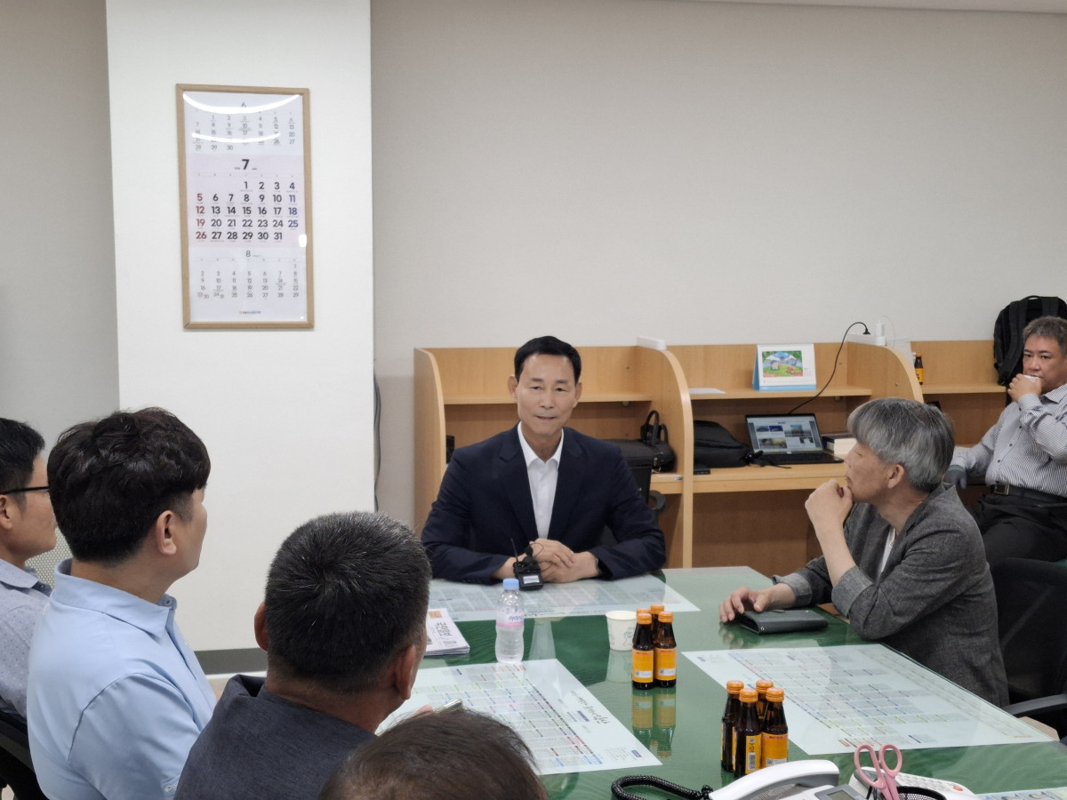 ▲최정호 익산시장이 브리핑 룸에서 호남권 반도체와 피지컬 AI 등 민선 9기 정책 방향을 설명하고 있다. (사진제공=조경환 기자)