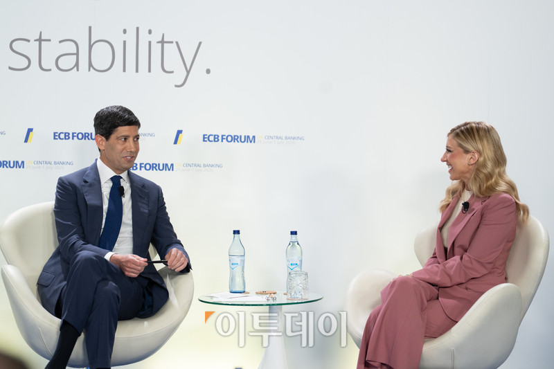 ▲케빈 워시(왼쪽) 美연방준비제도 의장이 1일(현지시간) 포르투갈에서 열린 ECB 포럼에 참석, 기준금리 인상 여부에 대해 답하고 있다. 사진 오른쪽은 이날 사회를 맡은 사라 아이젠 美CNBC 앵커다. (사진제공=ECB 포럼)