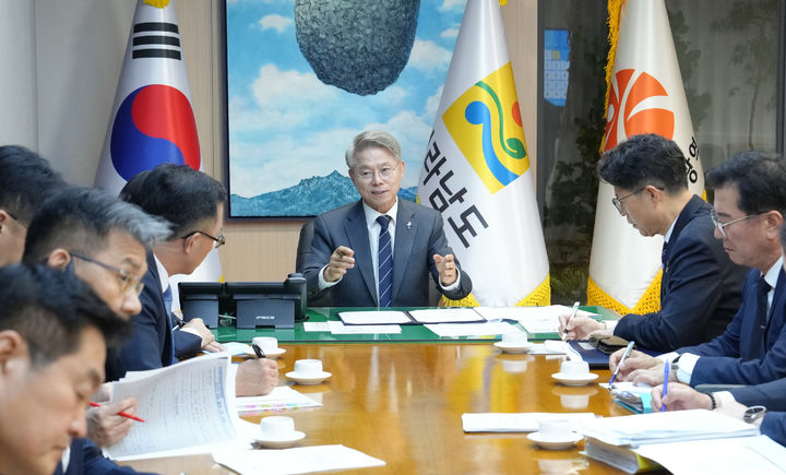 ▲민형배 전남광주통합특별시장이 1일 새벽 전남광주통합특별시청 무안청사 집무실에서 간부공무원들에게 반도체 지원방안, 재해안전대책, 민생안전 정책 등 1호 업무지시를 하고 있다. (사진제공=전남도)