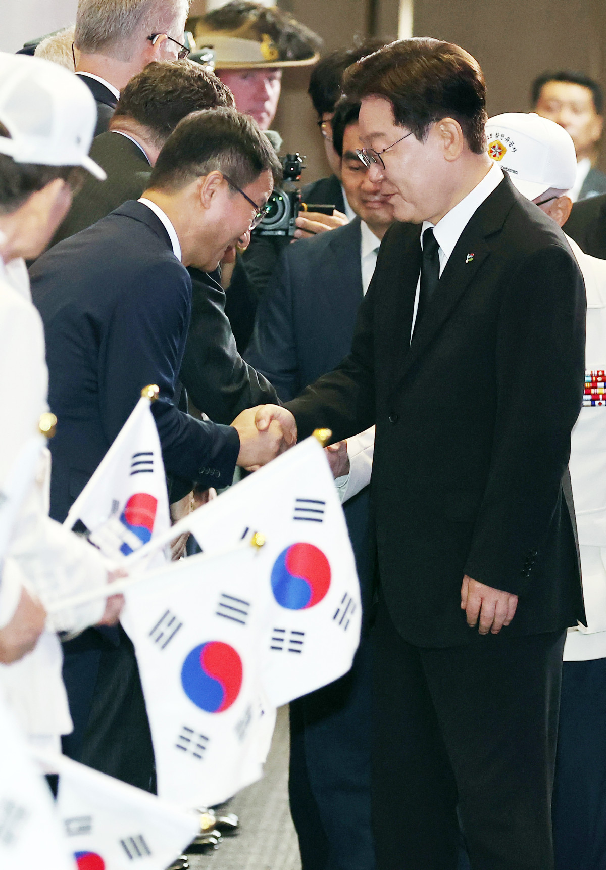 ▲이재명 대통령이 지난달 25일 경기 수원컨벤션센터에서 열린 6·25전쟁 제76주년 기념식에 입장하며 한병도 더불어민주당 원내대표와 인사하고 있다. (사진=뉴시스)