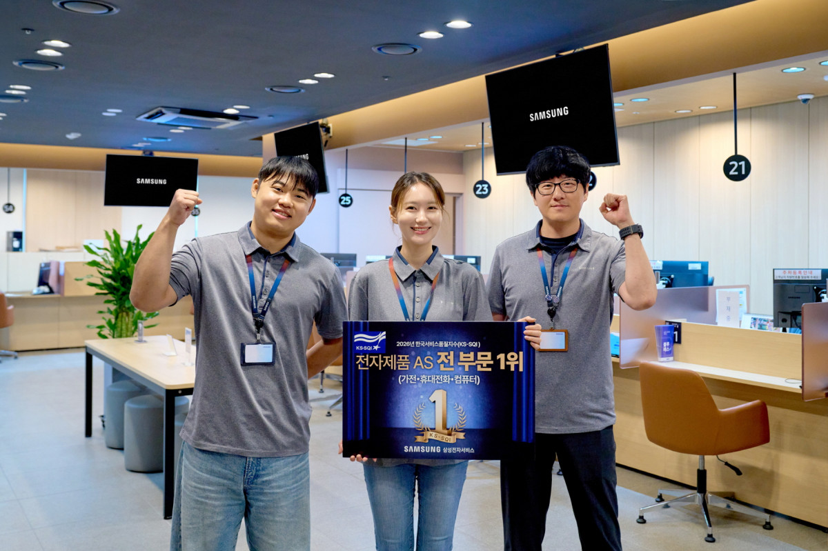 ▲삼성전자서비스 직원들이 한국서비스품질지수(KS-SQI) 수상을 기념해 촬영하는 모습 (사진제공=삼성전자서비스)