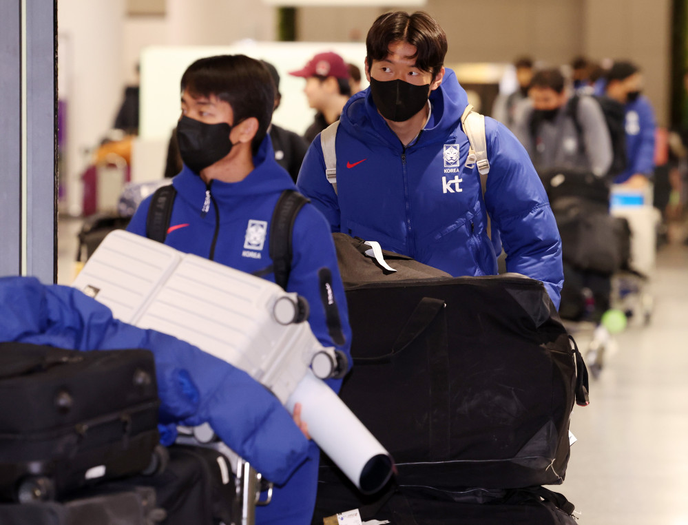 ▲한국 23세 이하(U-23) 대표팀 선수들이 1월 25일 인천국제공항 제1여객터미널을 통해 귀국하고 있다. (뉴시스)