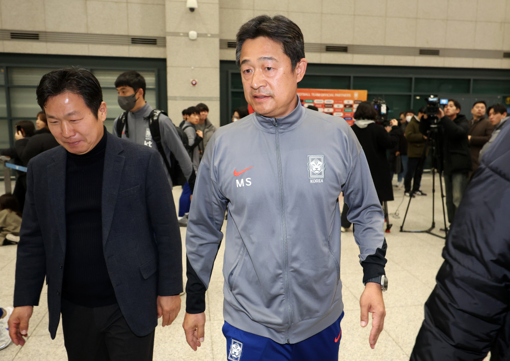 ▲이민성 한국 23세 이하(U-23) 대표팀 감독이 1월 25일 인천국제공항 제1여객터미널을 통해 귀국해 취재진과 인터뷰를 마친 후 이동하고 있다. (뉴시스)