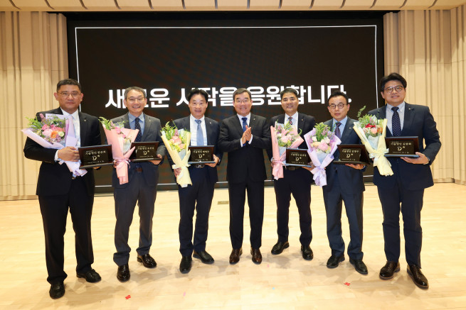 ▲김보현 대우건설 대표(가운데)와 2026 기술명인 6인이 명인패를 들고 기념 촬영을 하고 있다. (사진제공=대우건설)