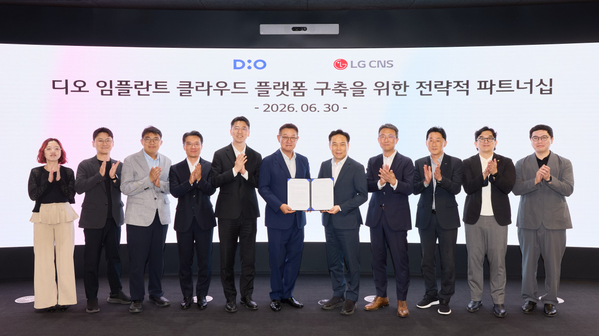 ▲지난달 30일 서울 강서구 마곡동 LG CNS 본사에서 김종원 디오 대표와 현신균 LG CNS 사장 및 양사 관계자들이 업무협약을 체결하고 기념촬영을 하고 있다. (사진제공=디오)