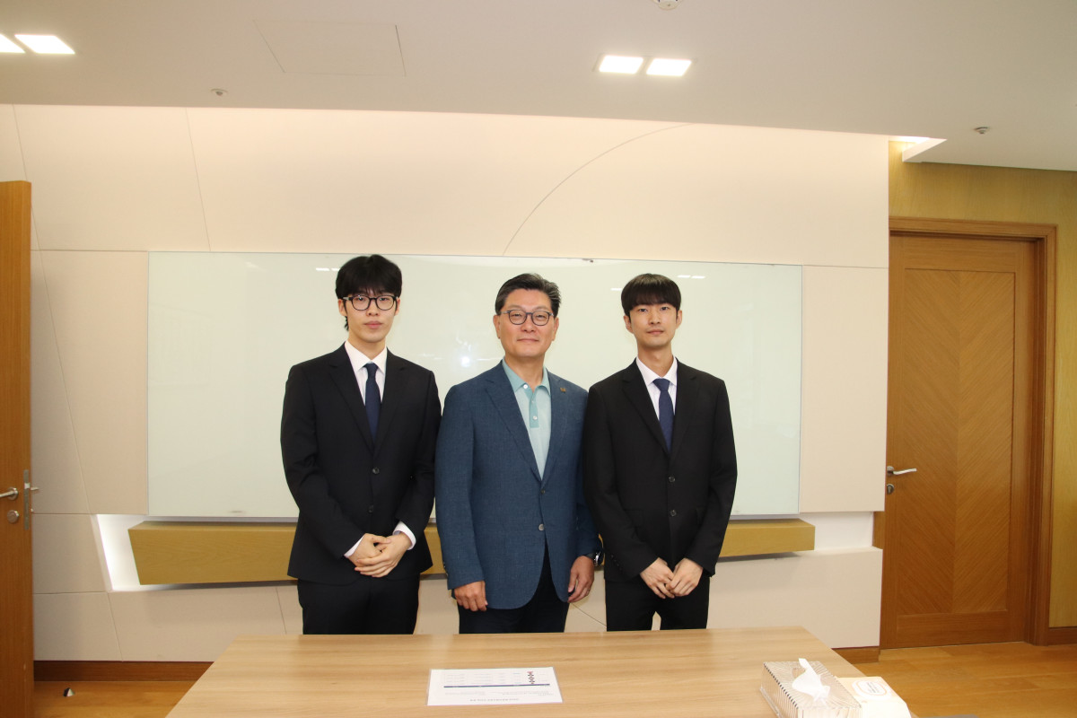 ▲1일 서울 강남구 GS글로벌 본사에서 김성원(가운데) GS글로벌 대표이사가 인턴으로 선발된 학생들과 기념 촬영을 하고 있다. (사진제공=GS글로벌)