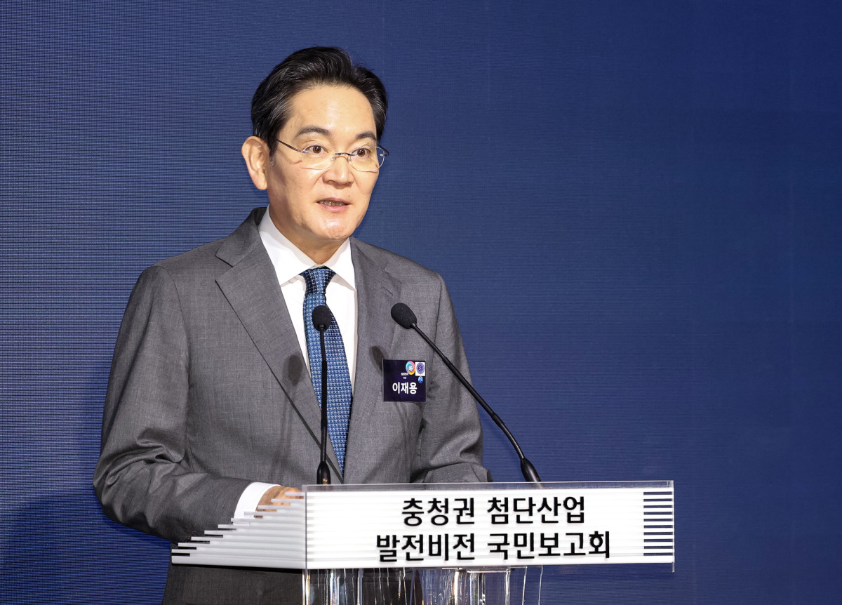 ▲이재용 삼성전자 회장이 2일 충남 아산시에서 이재명 대통령 주재로 열린 충청권 첨단산업 발전비전 국민보고회에서 환영사를 하고 있다. (사진=연합뉴스)