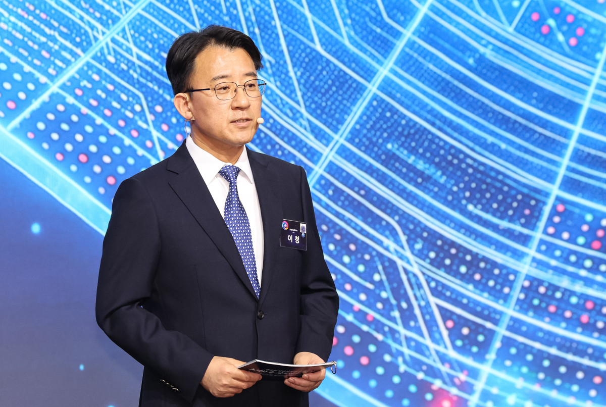 ▲이청 삼성디스플레이 대표가 2일 충남 아산시에서 이재명 대통령 주재로 열린 충청권 첨단산업 발전비전 국민보고회에서 투자계획을 발표하고 있다. (사진=연합뉴스)