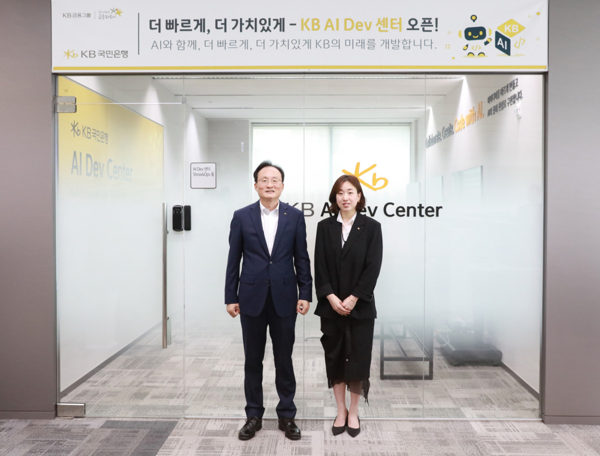 ▲이환주 KB국민은행장(왼쪽)이 지난 1일 서울 여의도 KB AI Dev 센터 개소를 기념해 김지영 센터장과 사진을 촬영하고 있다. (국민은행)