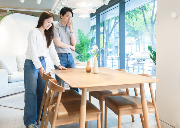 ▲신제품 '오트밀 식탁'. (사진제공=현대리바트)