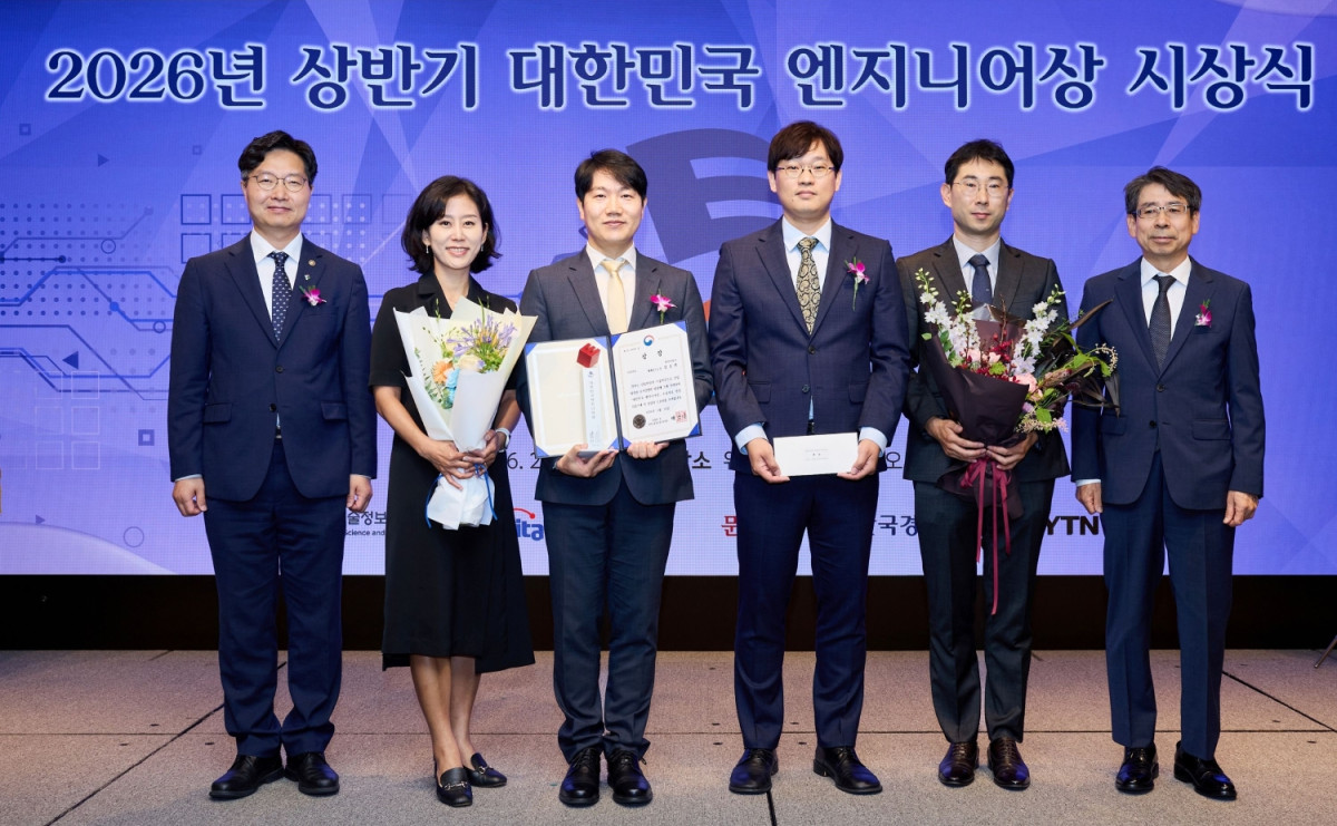 ▲구혁재 과학기술정보통신부 제1차관(왼쪽 첫 번째)과 한미사이언스 한지연 IP팀 팀장(왼쪽 두 번째), 한미약품 임호택 의약혁신센터장(왼쪽 세 번째), 박영우 신제품 CMC팀 팀장(왼쪽 다섯 번째)이 6월 23일 서울 웨스틴조선호텔에서 열린 ‘대한민국 엔지니어상’ 시상식에서 기념촬영을 하고 있다. (사진제공=한미약품)