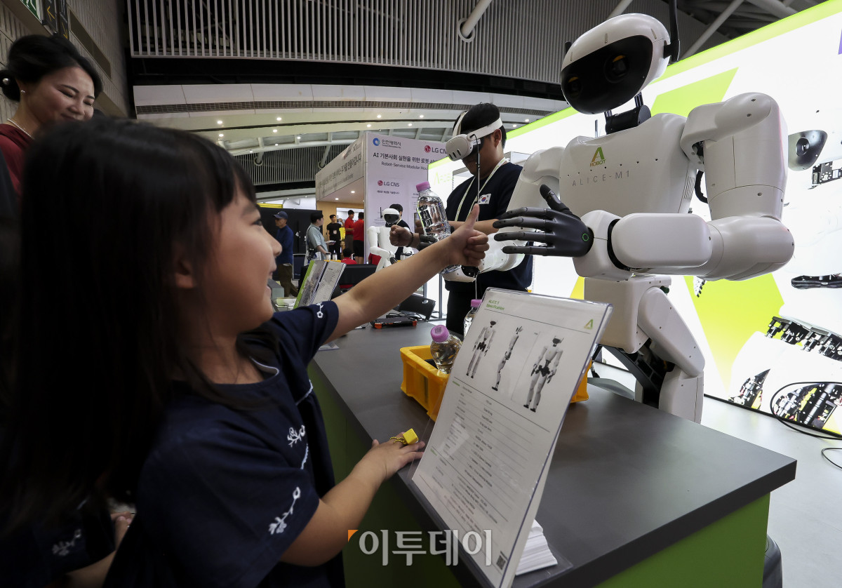 ▲2일 인천 연수구 송도컨벤시아에서 열린 '로보컵 2026' 참가사 부스에서 관계자가 휴머노이드 로봇을 시연하고 있다. 이번 대회는 전 세계 45개국 364개 팀, 2800여명의 선수가 참가 신청을 냈다. '로보컵 2026'은 2일부터 6일까지 5일간 개최된다. 고성준 기자 joonko1@