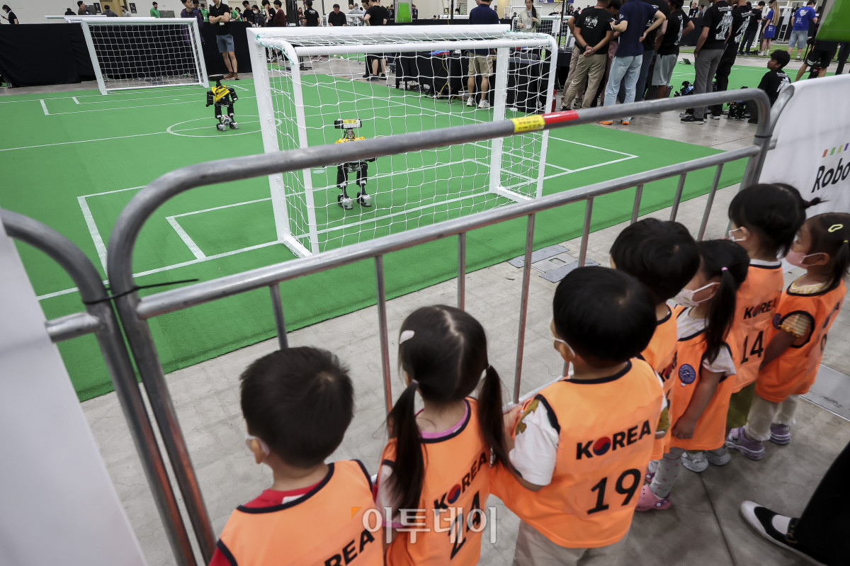 ▲2일 인천 연수구 송도컨벤시아에서 열린 '로보컵 2026'을 찾은 어린이들이 축구로봇 경기를 관람하고 있다. 이번 대회는 전 세계 45개국 364개 팀, 2800여명의 선수가 참가 신청을 냈다. '로보컵 2026'은 2일부터 6일까지 5일간 개최된다. 고성준 기자 joonko1@