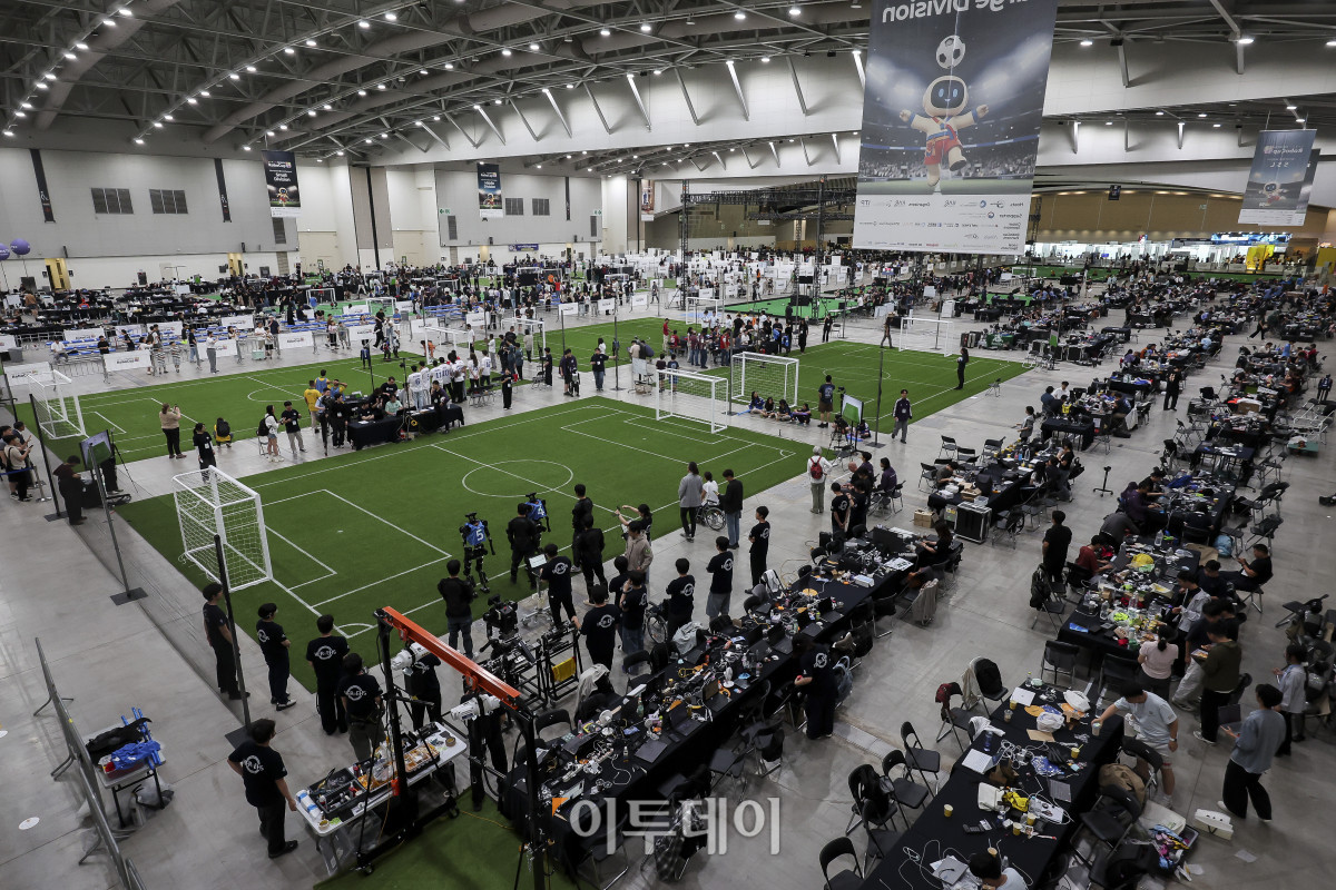 ▲2일 인천 연수구 송도컨벤시아에서 '로보컵 2026'이 열리고 있다. 이번 대회는 전 세계 45개국 364개 팀, 2800여명의 선수가 참가 신청을 냈다. '로보컵 2026'은 2일부터 6일까지 5일간 개최된다. 고성준 기자 joonko1@