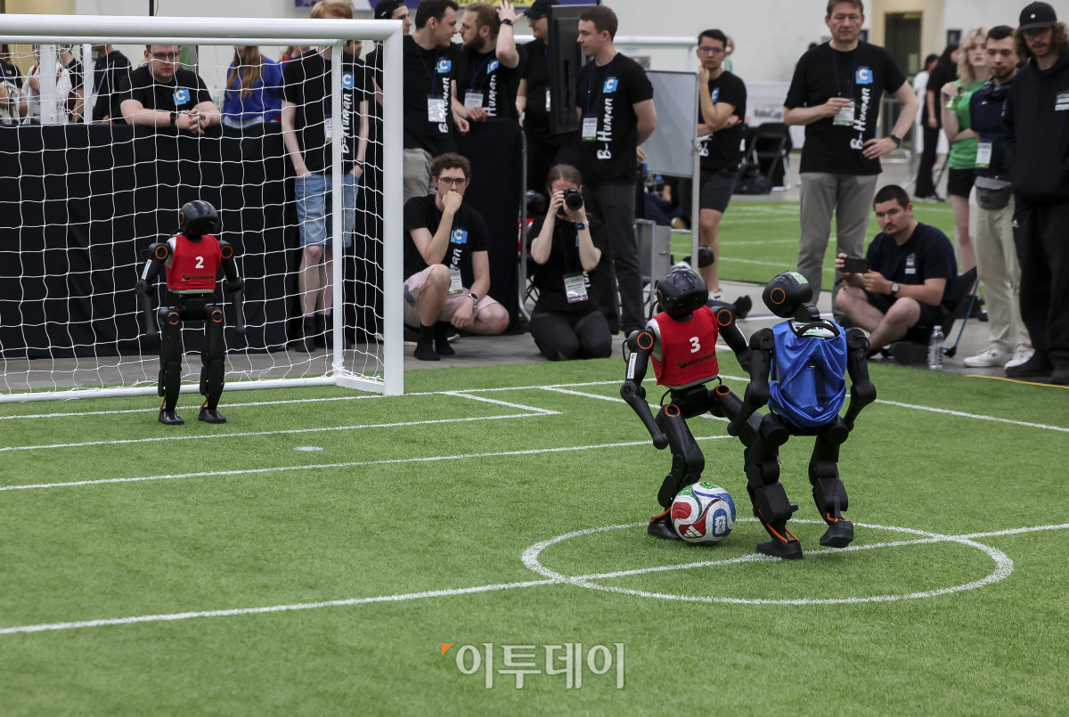 ▲2일 인천 연수구 송도컨벤시아에서 열린 '로보컵 2026'에서 축구로봇들이 경기를 펼치고 있다. 이번 대회는 전 세계 45개국 364개 팀, 2800여명의 선수가 참가 신청을 냈다. '로보컵 2026'은 2일부터 6일까지 5일간 개최된다. 고성준 기자 joonko1@